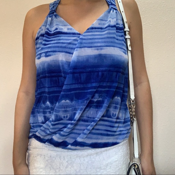 Cute dressy top💙🤍 - Picture 3 of 4